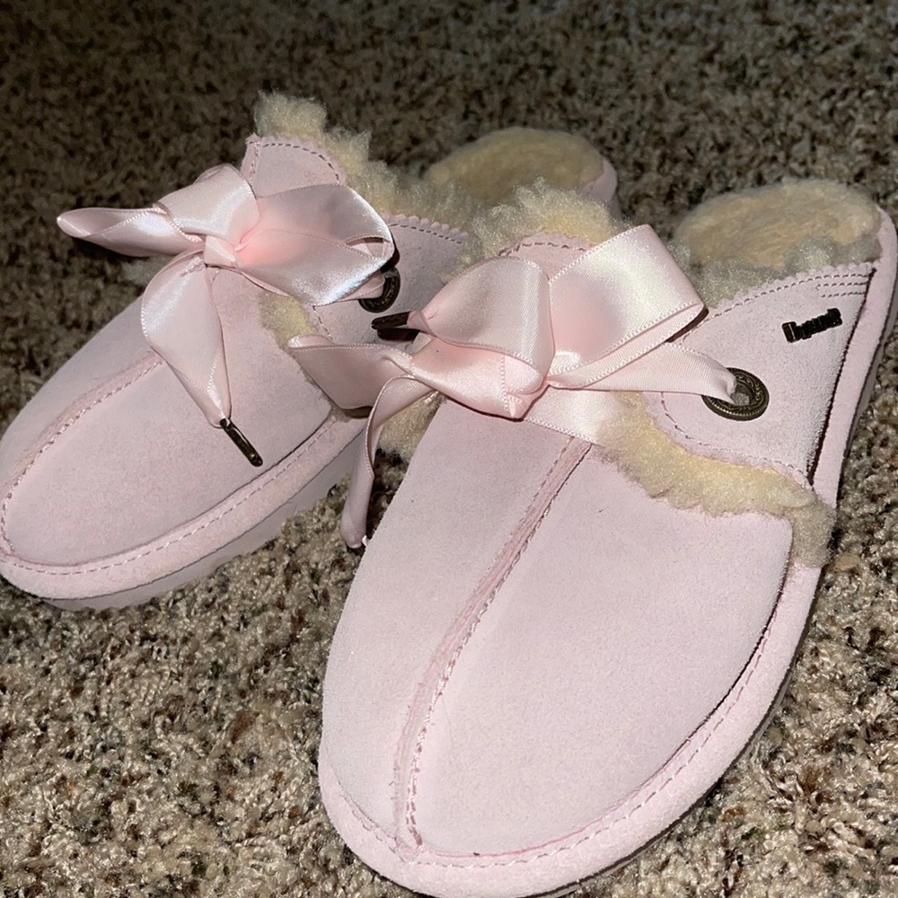Size 6 Pink BearClaw Slippers ✨💕
